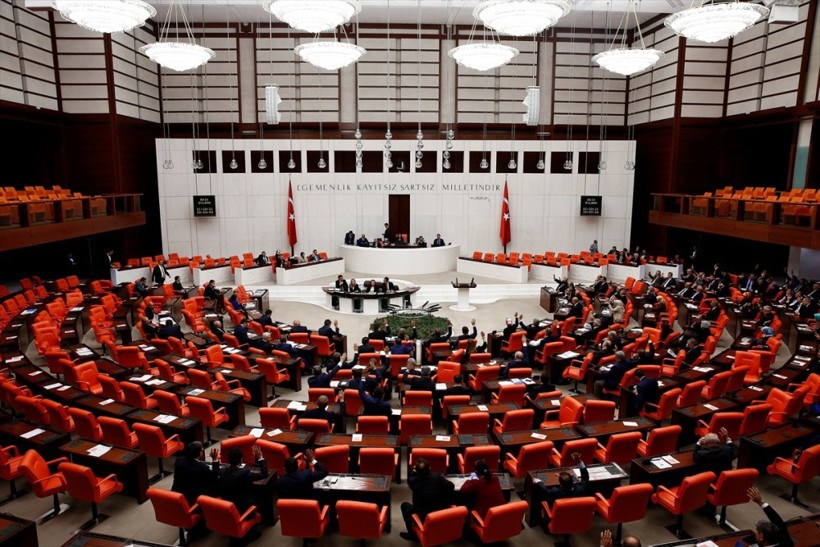 AK Partili kadın vekil CHP'li vekilin telefonunu aldı eline... - Resim: 4