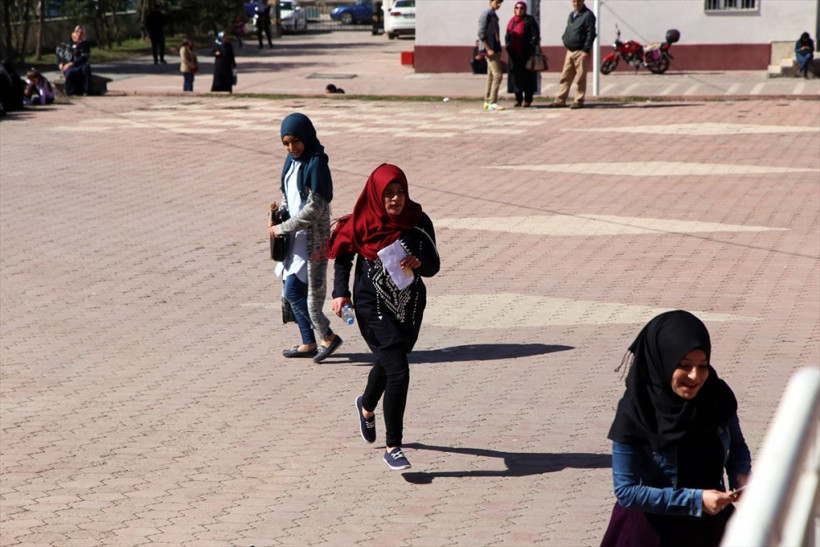 YGS'ye giren öğrenciler heyecandan yerlerinde duramadı! - Resim: 1