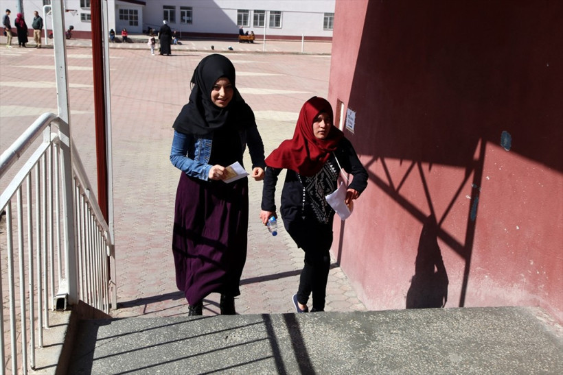 YGS'ye giren öğrenciler heyecandan yerlerinde duramadı! - Resim: 2