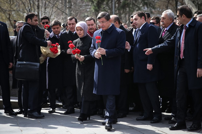 Sare Hanım dayanamadı Davutoğlu da dağıldı - Resim: 1