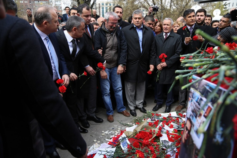 Engelli vatandaş ağzında karanfille Kızılay'da - Resim: 1