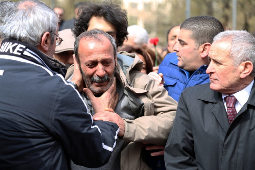 Engelli vatandaş ağzında karanfille Kızılay'da - Resim: 2