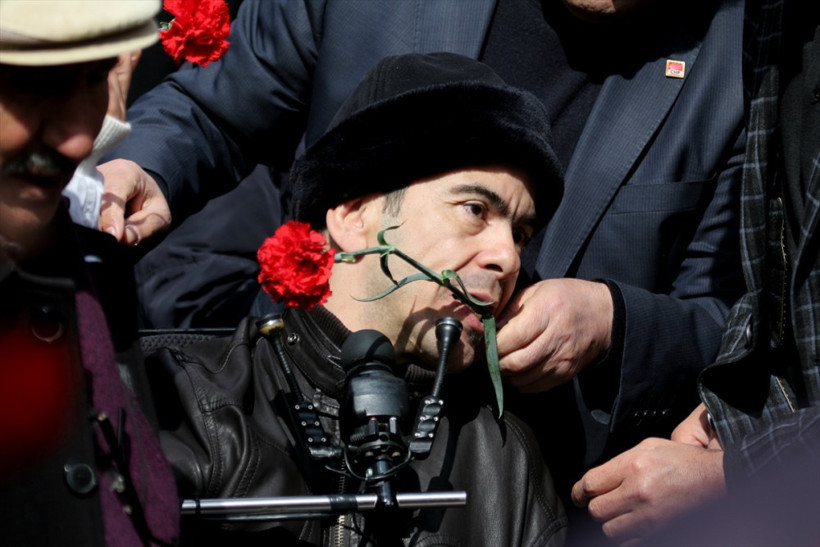 Engelli vatandaş ağzında karanfille Kızılay'da - Resim: 3