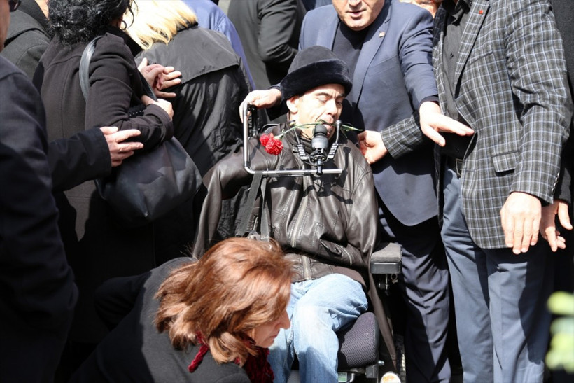 Engelli vatandaş ağzında karanfille Kızılay'da - Resim: 4