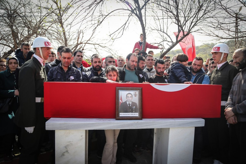 Babasının tabutunun başından ayrılmadı! - Resim: 1