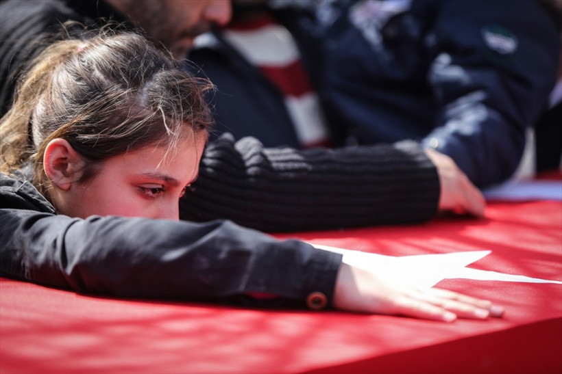 Babasının tabutunun başından ayrılmadı! - Resim: 3