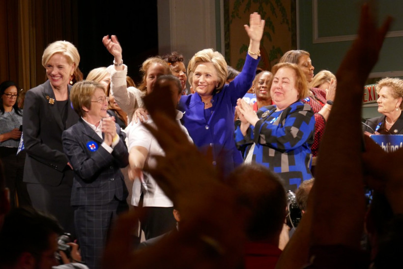 Hillary Clinton'ın mitinginde ilginç an! Yanına yaklaşıp... - Resim: 2