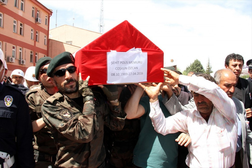 Şehidin cenazesinde tüyleri diken diken eden an! - Resim: 1