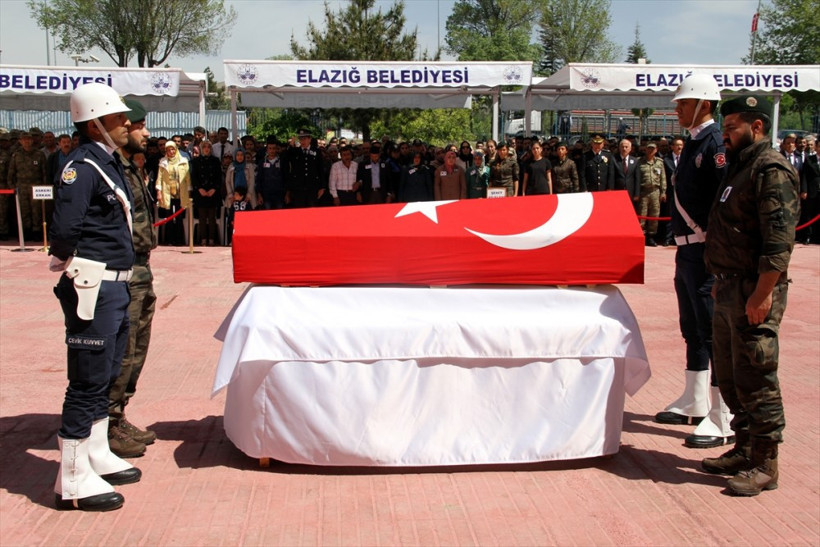 Şehidin cenazesinde tüyleri diken diken eden an! - Resim: 2