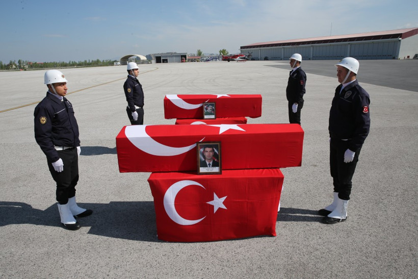 Van şehitleri tekbir ve gözyaşlarıyla uğurlandı! - Resim: 1