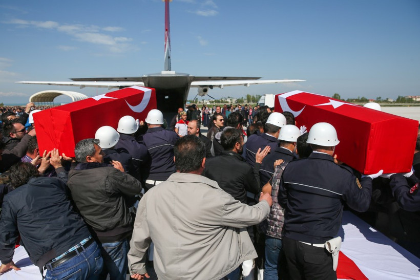 Van şehitleri tekbir ve gözyaşlarıyla uğurlandı! - Resim: 2