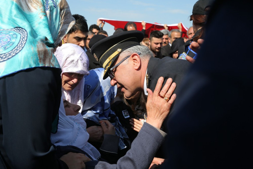 Van şehitleri tekbir ve gözyaşlarıyla uğurlandı! - Resim: 3