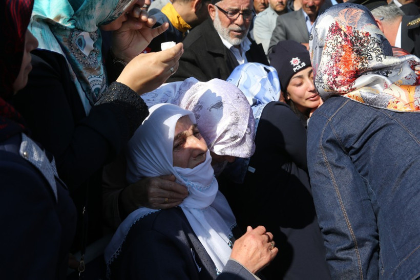 Van şehitleri tekbir ve gözyaşlarıyla uğurlandı! - Resim: 4