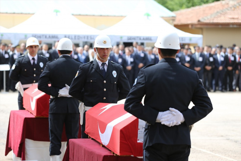 Gaziantep şehitlerinin uğurlama töreninde yürek yakan anlar! - Resim: 1