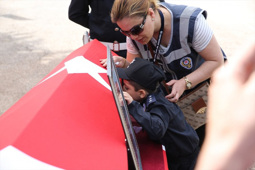 Gaziantep şehitlerinin uğurlama töreninde yürek yakan anlar! - Resim: 2