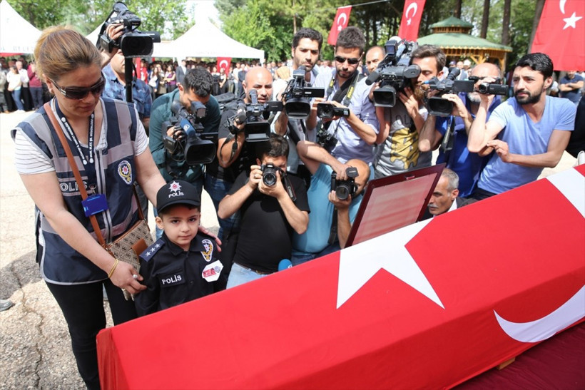 Gaziantep şehitlerinin uğurlama töreninde yürek yakan anlar! - Resim: 4