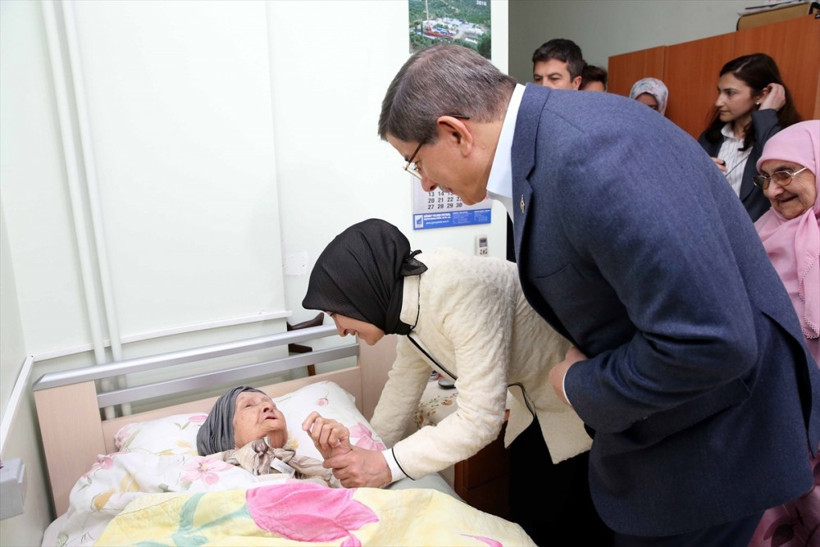 Davutoğlu çiftinden en anlamlı ziyaret! - Resim: 1