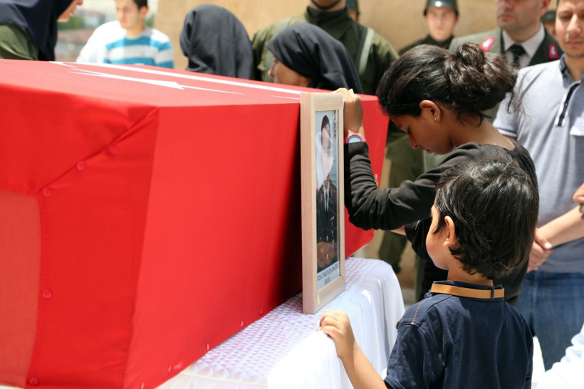 Mardin şehidi dua ve gözyaşlarıyle uğurlandı! - Resim: 1
