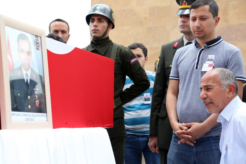 Mardin şehidi dua ve gözyaşlarıyle uğurlandı! - Resim: 2