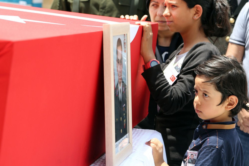 Mardin şehidi dua ve gözyaşlarıyle uğurlandı! - Resim: 3
