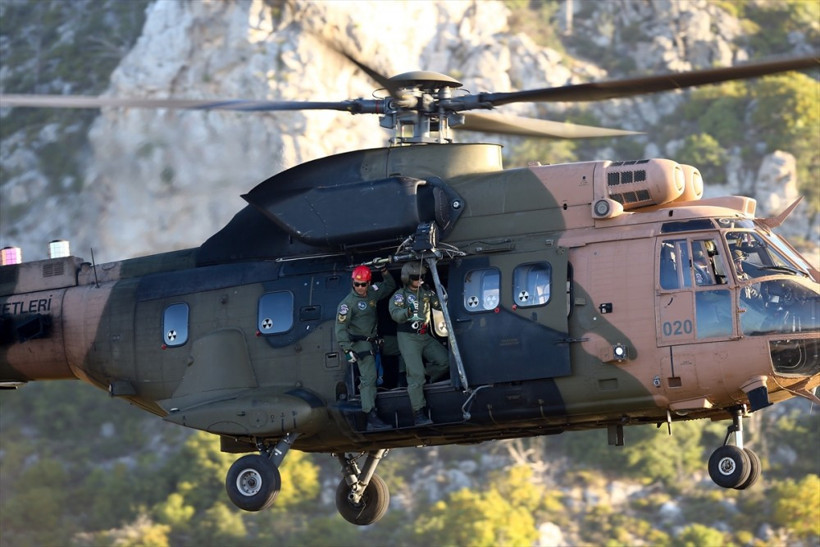 TSK yayınladı! Yolcuyu uçaktan böyle attı! - Resim: 4