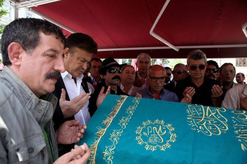 Türkan Şoray Tanju Gürsu'nun cenazesine büyük üzüntü yaşadı - Resim: 1