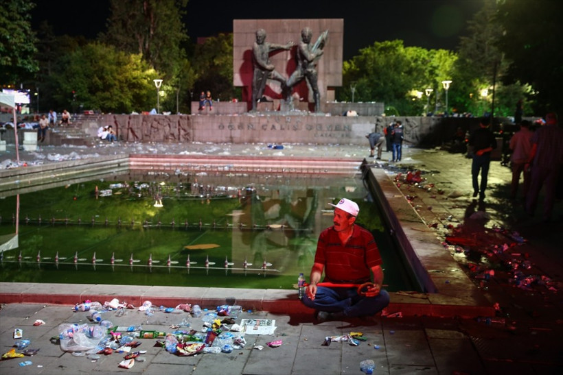 Demokrasi nöbetinde duygulandıran görüntüler! - Resim: 2