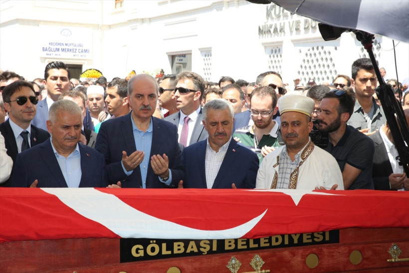 Demokrasi şehitlerini böyle uğurladılar! Dikkat çeken kare - Resim: 2