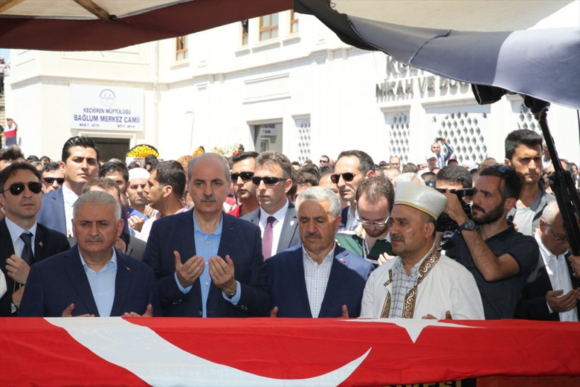 Demokrasi şehitlerini böyle uğurladılar! Dikkat çeken kare - Resim: 4