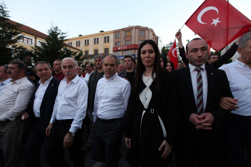 1919 metrelik bayrakla darbeye karşı yürüdüler! - Resim: 4