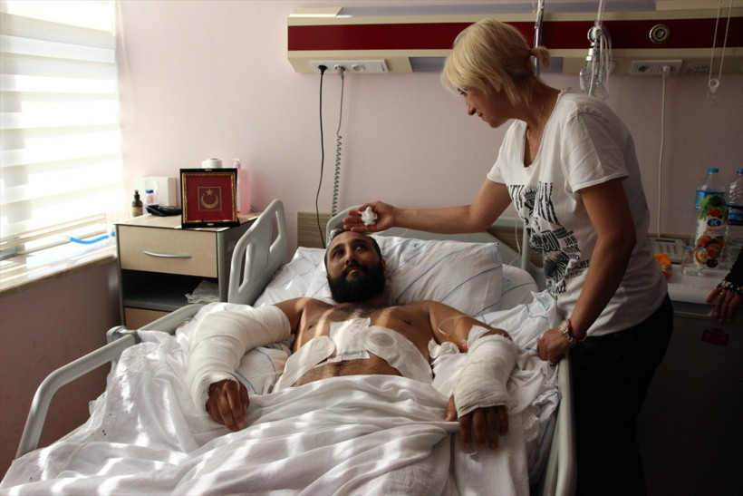 FETÖ'cüler darbeye direnen genci ikinci kattan attı! - Resim: 1