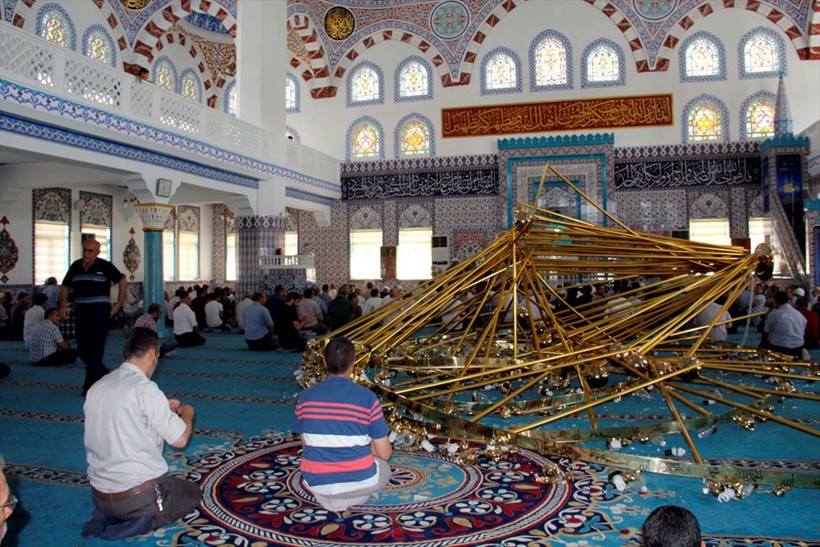 Cuma namazında cemaatin üzerine avize düştü yaralılar var - Resim: 1
