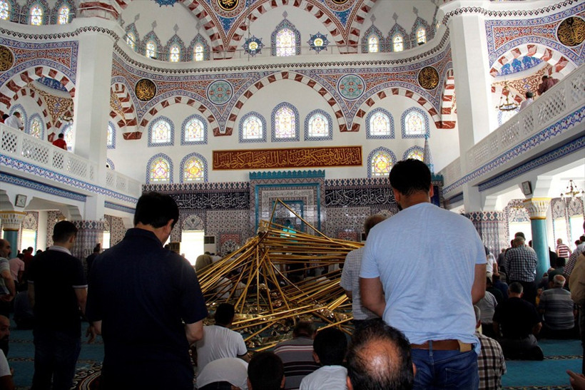 Cuma namazında cemaatin üzerine avize düştü yaralılar var - Resim: 2
