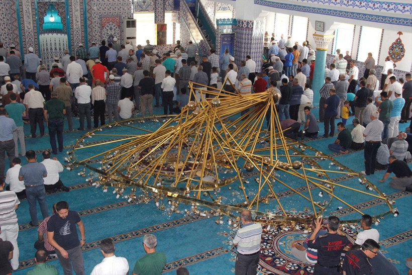 Cuma namazında cemaatin üzerine avize düştü yaralılar var - Resim: 3