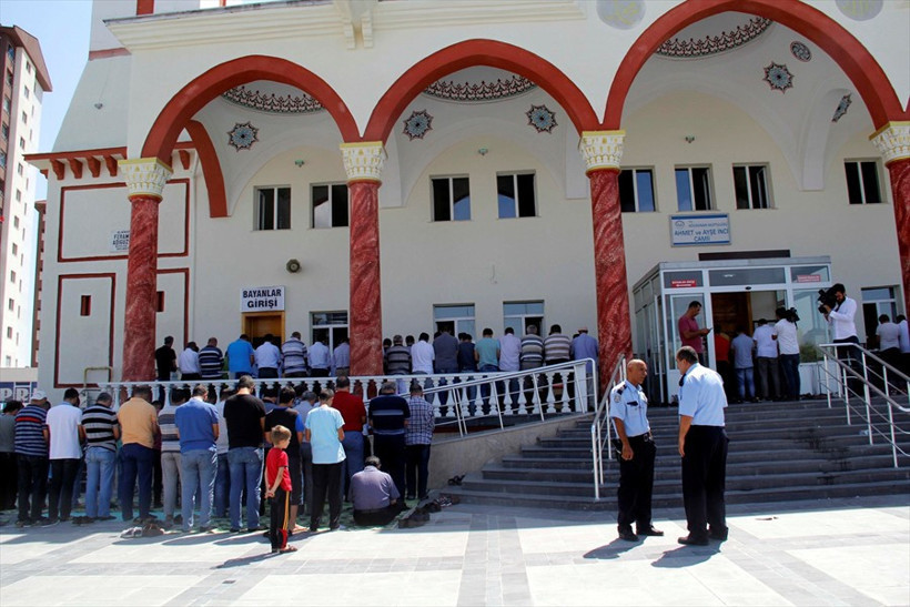 Cuma namazında cemaatin üzerine avize düştü yaralılar var - Resim: 4