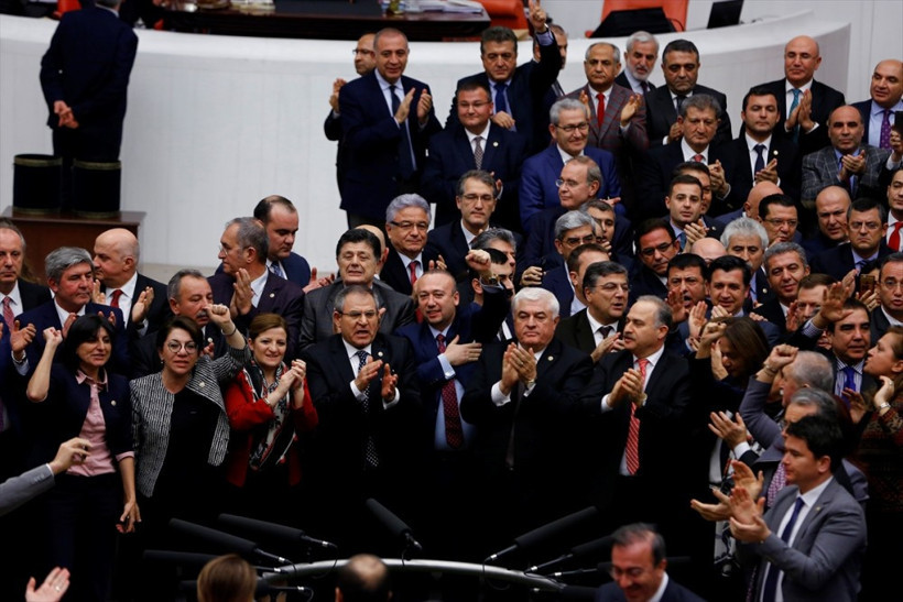 CHP akla hayale gelmeyeni yaptı! Bir vekilin ayağı ısırıldı ve... - Resim: 1