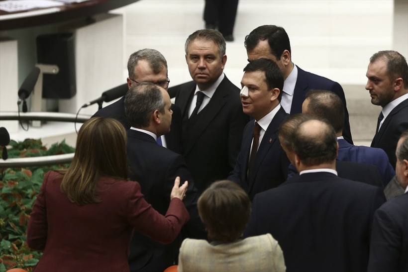 AK Partili Şahin'in burnuna bakın kim yumruk atmış!  - Resim: 2