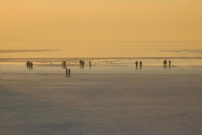 Beyşehir gölü buz tuttu vatandaşlar üzerinde geziyor - Resim: 2