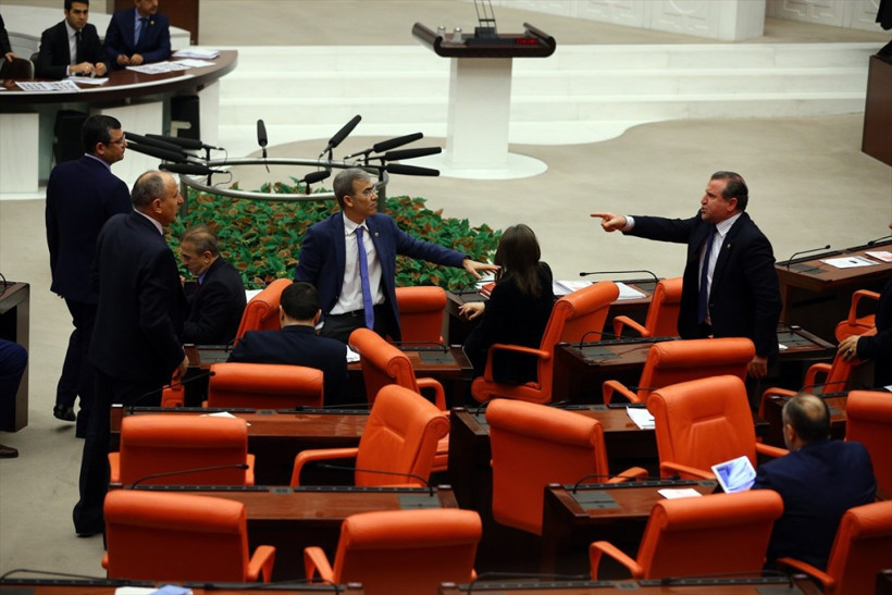 Meclis'de 'Bakan pazarlığı' kavgası - Resim: 2