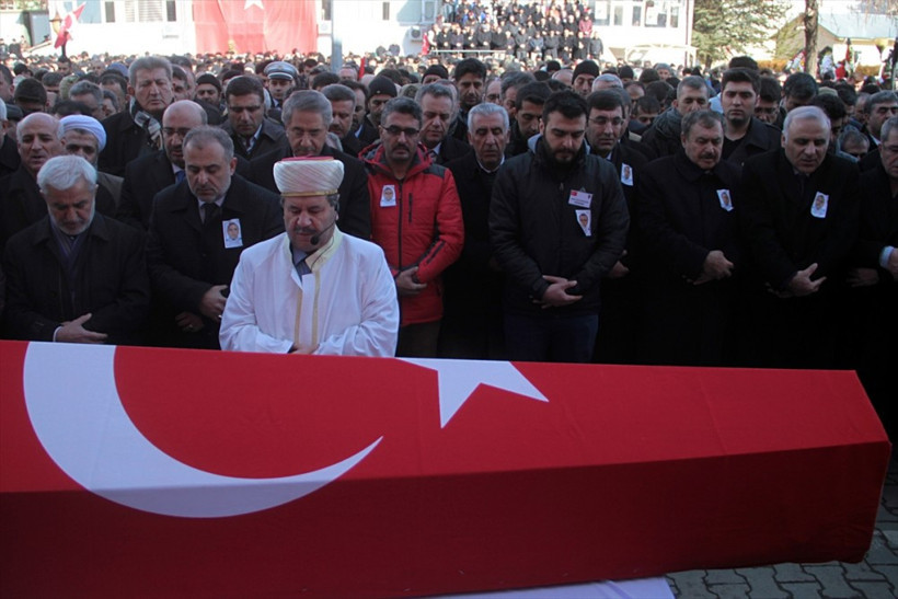 Şehit Fethi Sekin'in kız kardeşi cenazede böyle haykırdı - Resim: 2