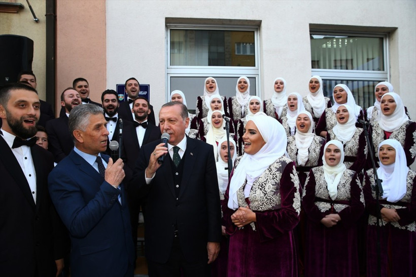 Erdoğan Boşnak gençlerle ilahi söyledi! - Resim: 4