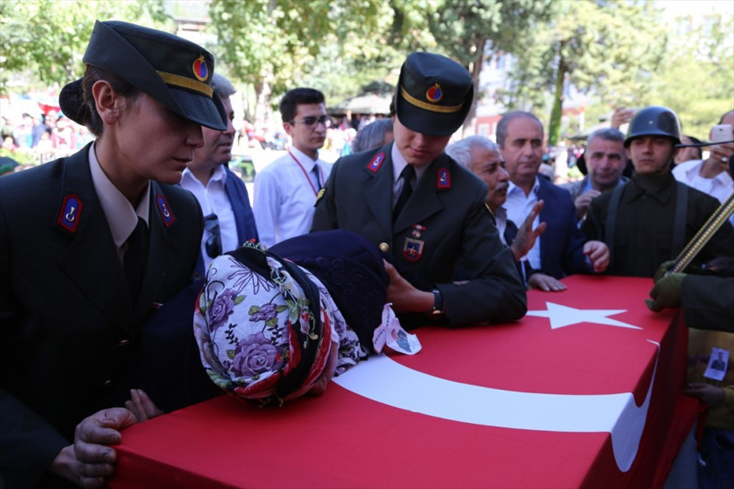 Şehit babası gözyaşlarına boğdu! Cebinden mendili çıkarıp - Resim: 1