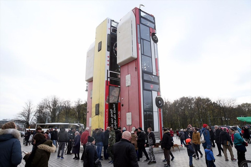 İnsanlık dramına 'otobüs barikatları' ile dikkat çekti! - Resim: 1