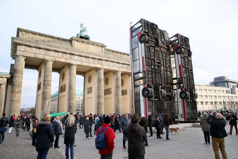 İnsanlık dramına 'otobüs barikatları' ile dikkat çekti! - Resim: 3