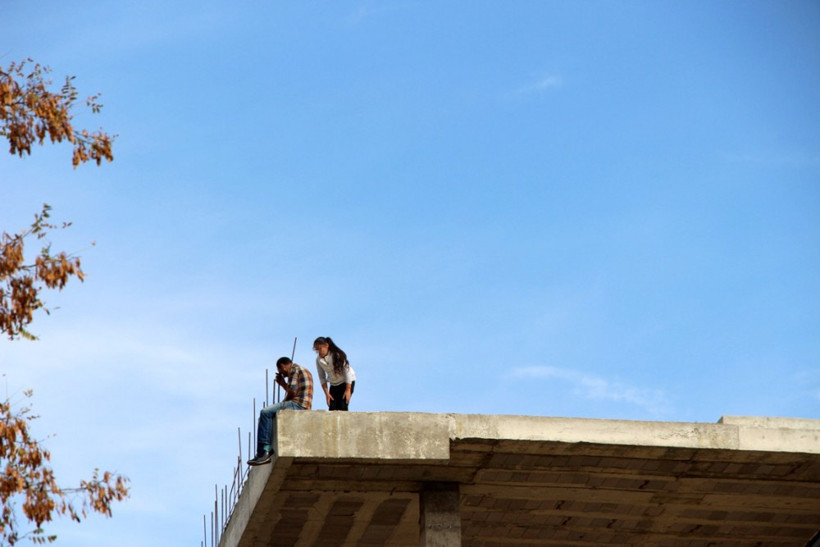 Kızını da yanına alarak atlamak için inşaatın 5’inci katına çıktı! - Resim: 3