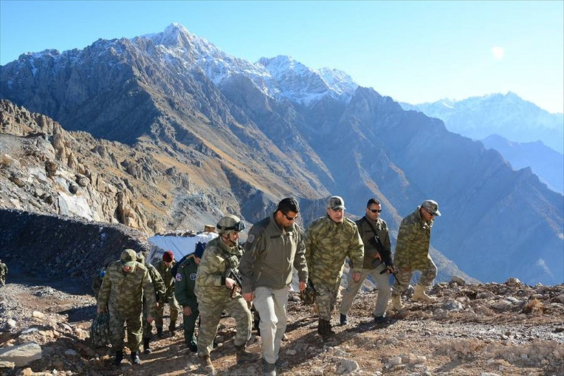 Hulusi Akar 8 şehit verdiğimiz bölgede  - Resim: 1