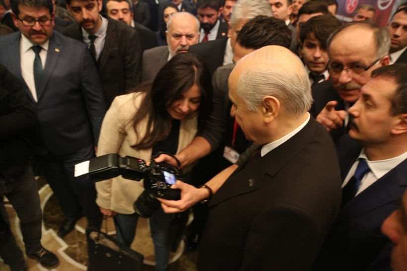 Bahçeli'den kırmızı koltukta referandum pozu - Resim: 2