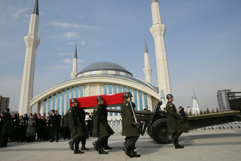 Şehit cenazesinde oldu! Yıldırım Bahçeli'nin elinden tutunca... - Resim: 1