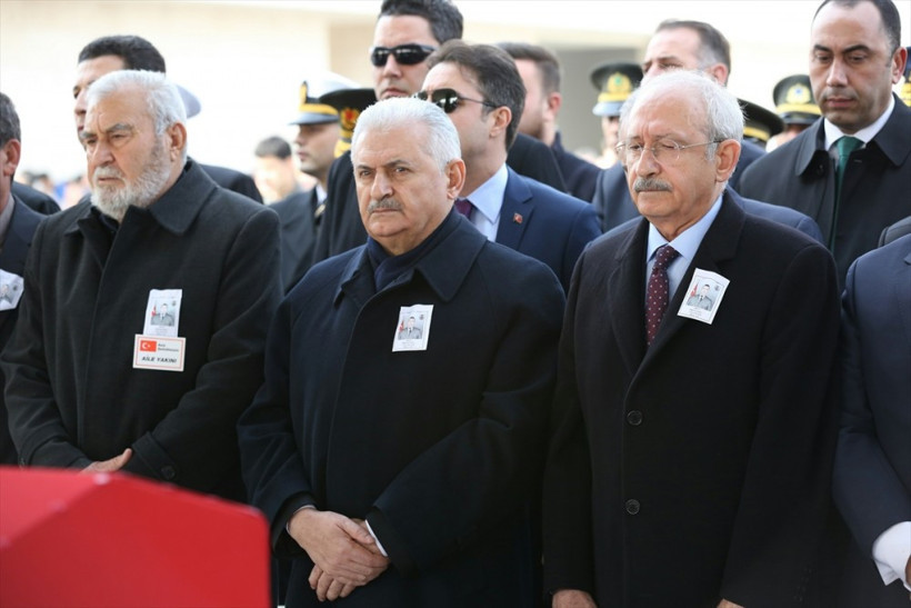 Şehit cenazesinde oldu! Yıldırım Bahçeli'nin elinden tutunca... - Resim: 2