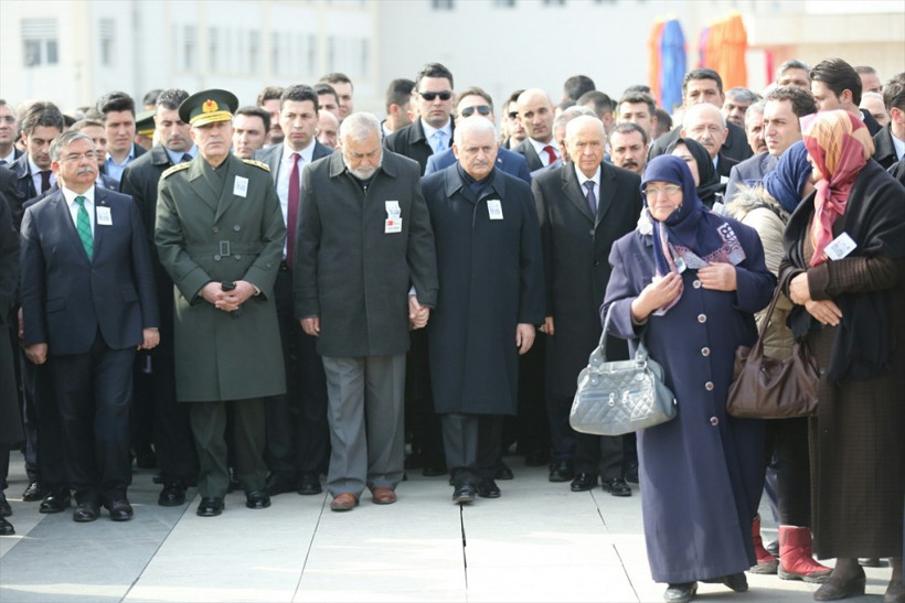 Şehit cenazesinde oldu! Yıldırım Bahçeli'nin elinden tutunca... - Resim: 3